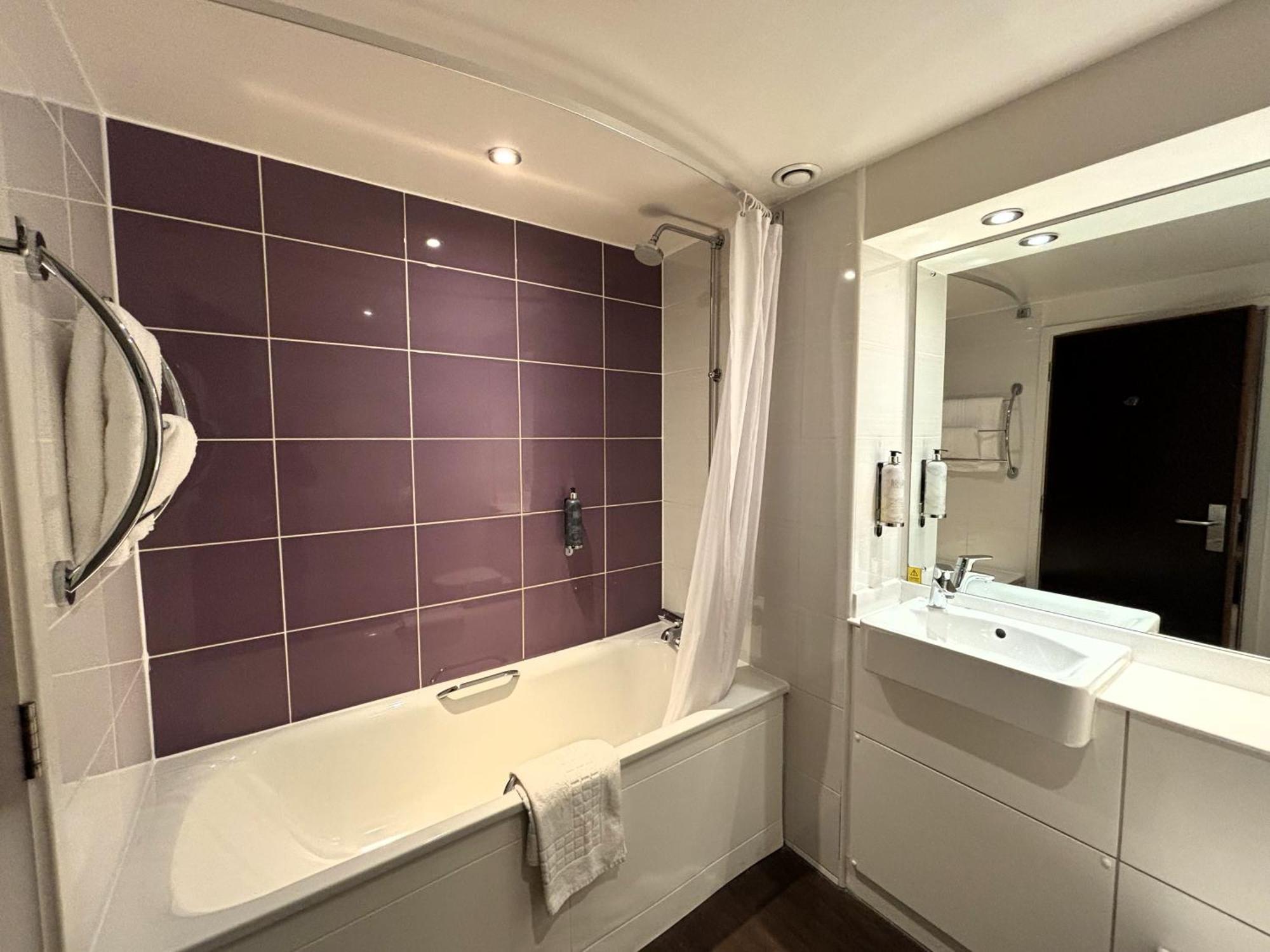Premier Roomz Two Mills Ledsham  Eksteriør bilde