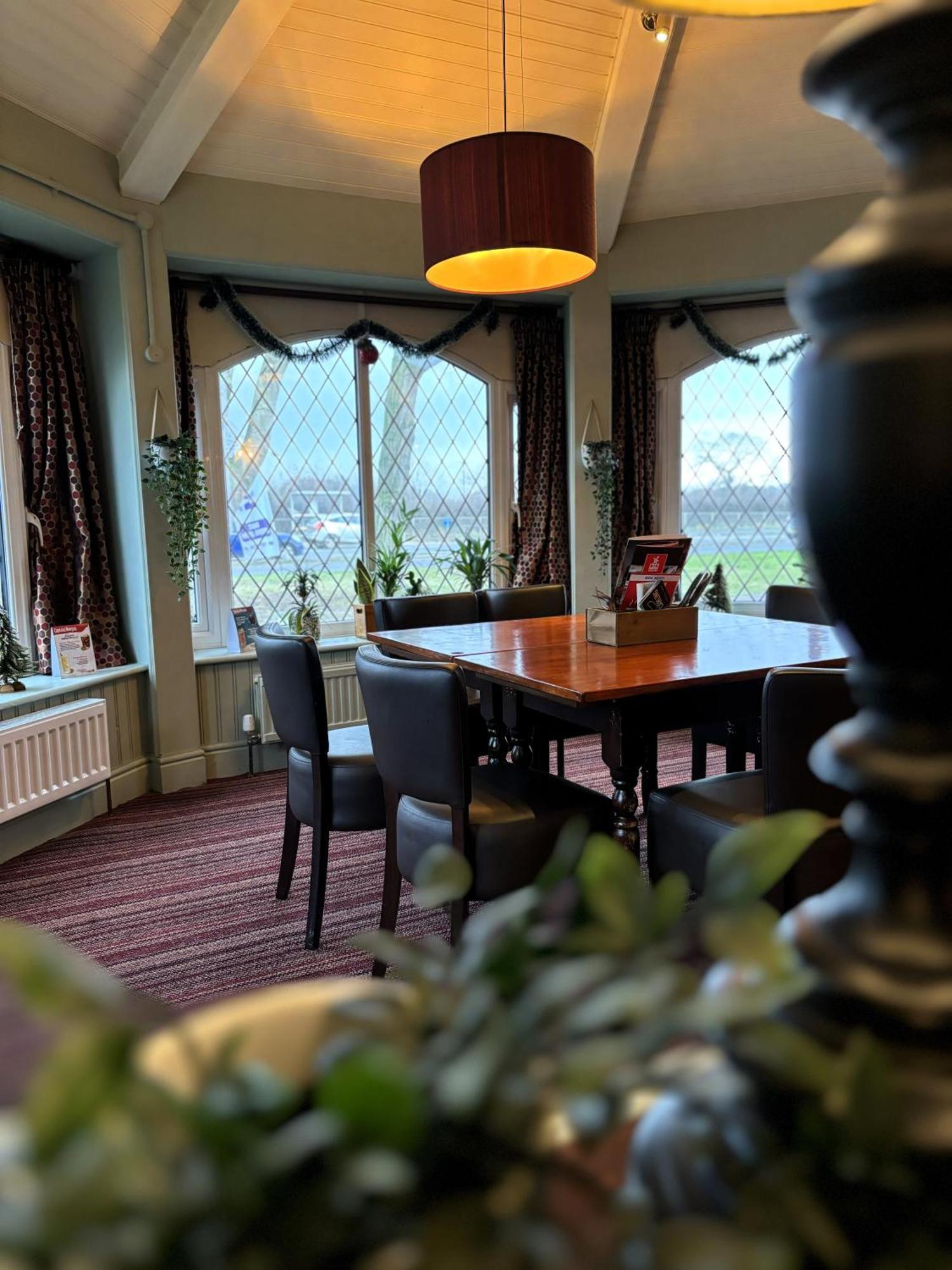 Premier Roomz Two Mills Ledsham  Eksteriør bilde
