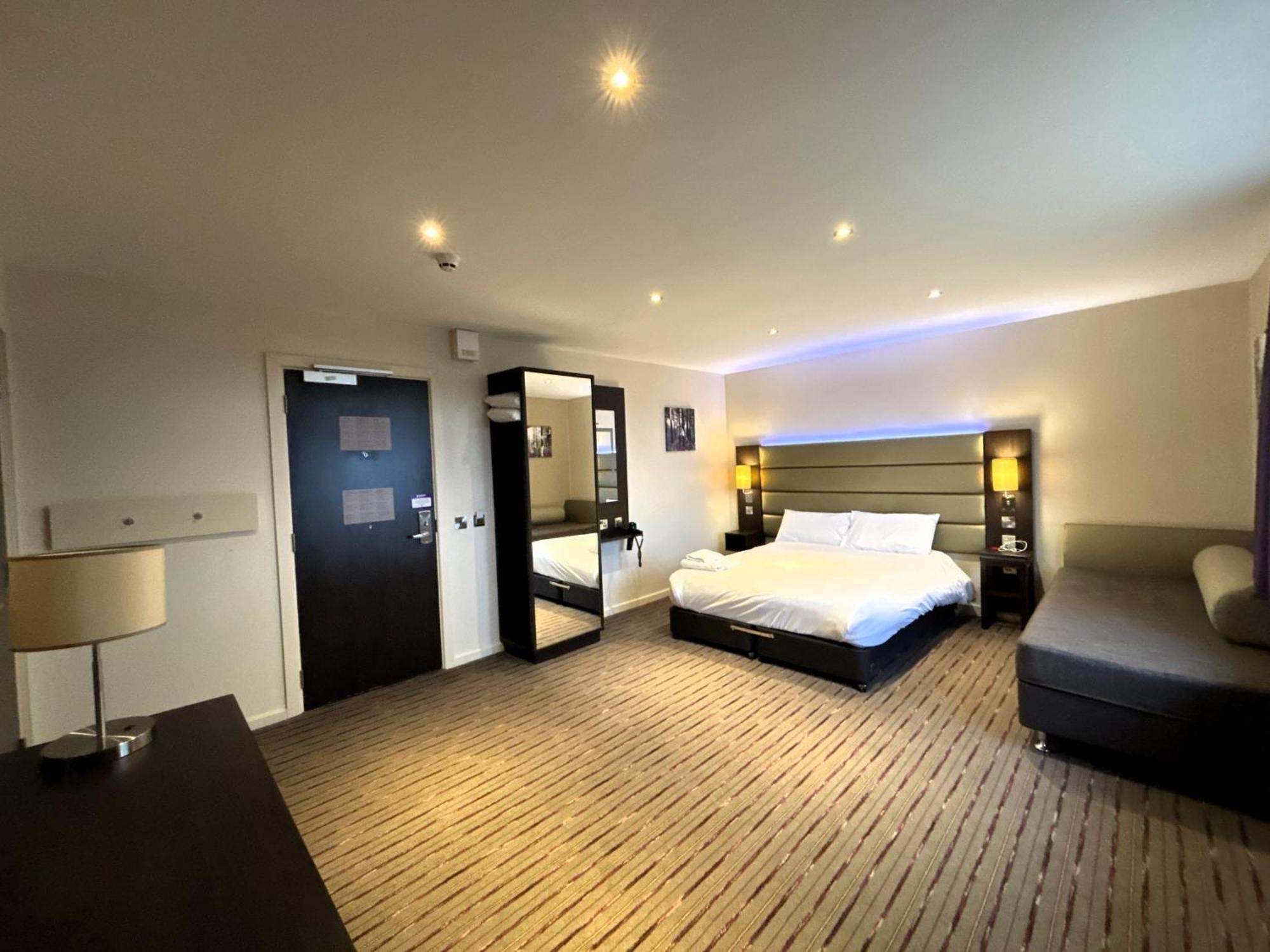 Premier Roomz Two Mills Ledsham  Eksteriør bilde